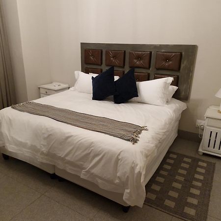 Le Chateau Guest House And Conference Centre كمبتون بارك المظهر الخارجي الصورة