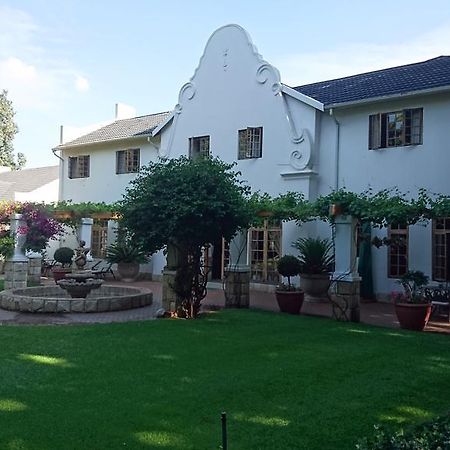 Le Chateau Guest House And Conference Centre كمبتون بارك المظهر الخارجي الصورة