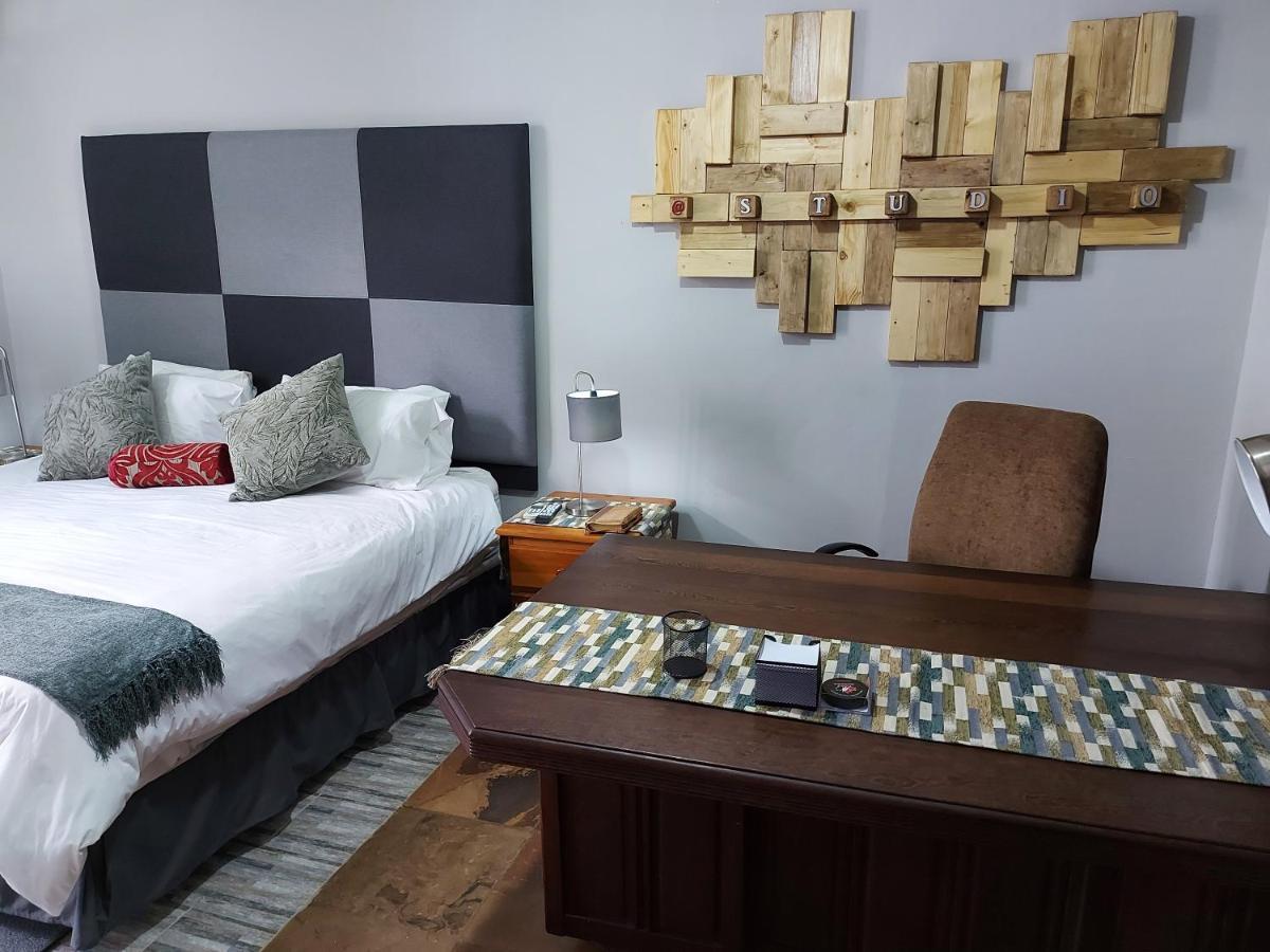 Le Chateau Guest House And Conference Centre كمبتون بارك المظهر الخارجي الصورة
