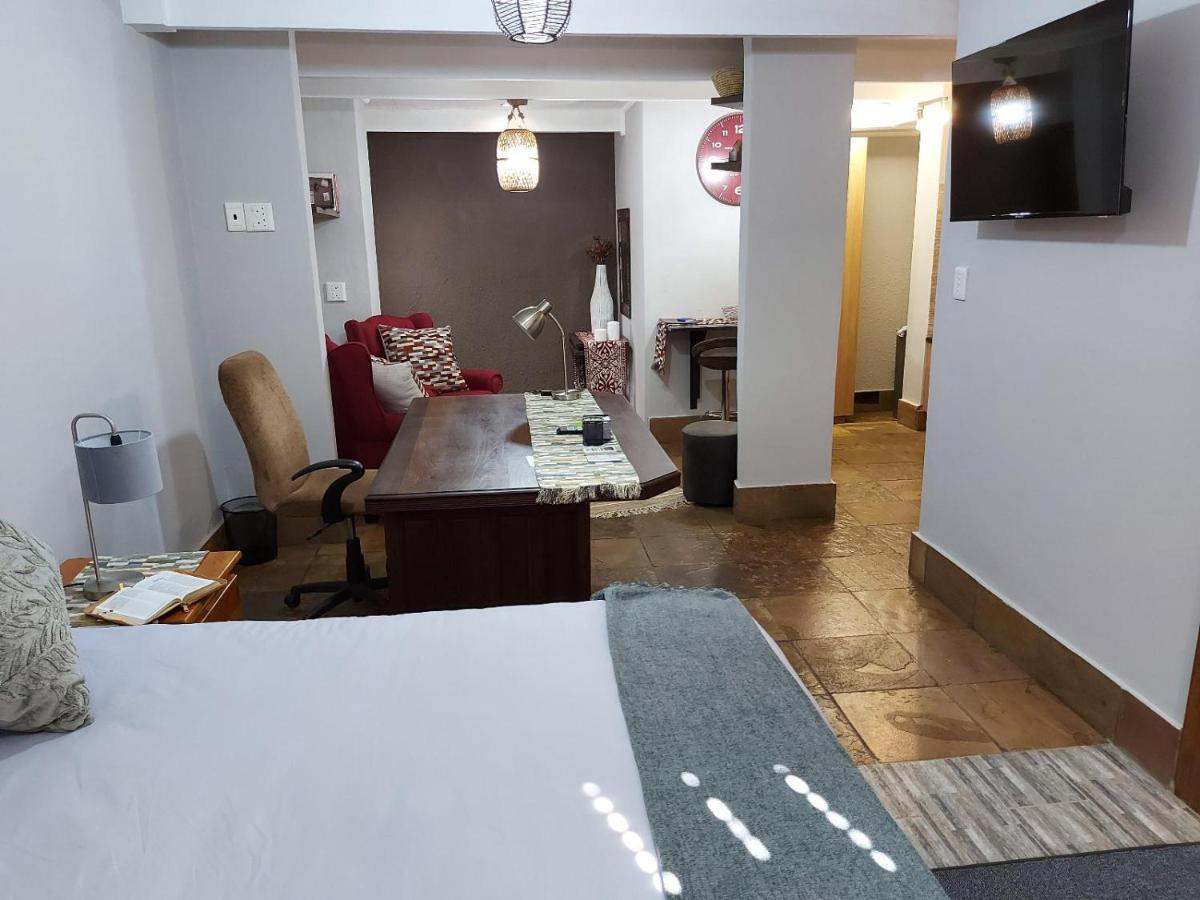 Le Chateau Guest House And Conference Centre كمبتون بارك المظهر الخارجي الصورة