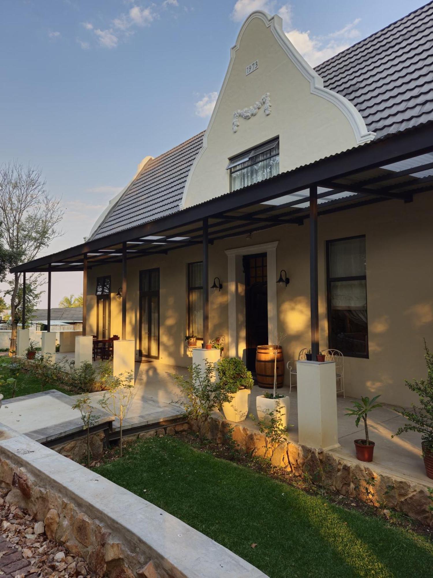 Le Chateau Guest House And Conference Centre كمبتون بارك المظهر الخارجي الصورة