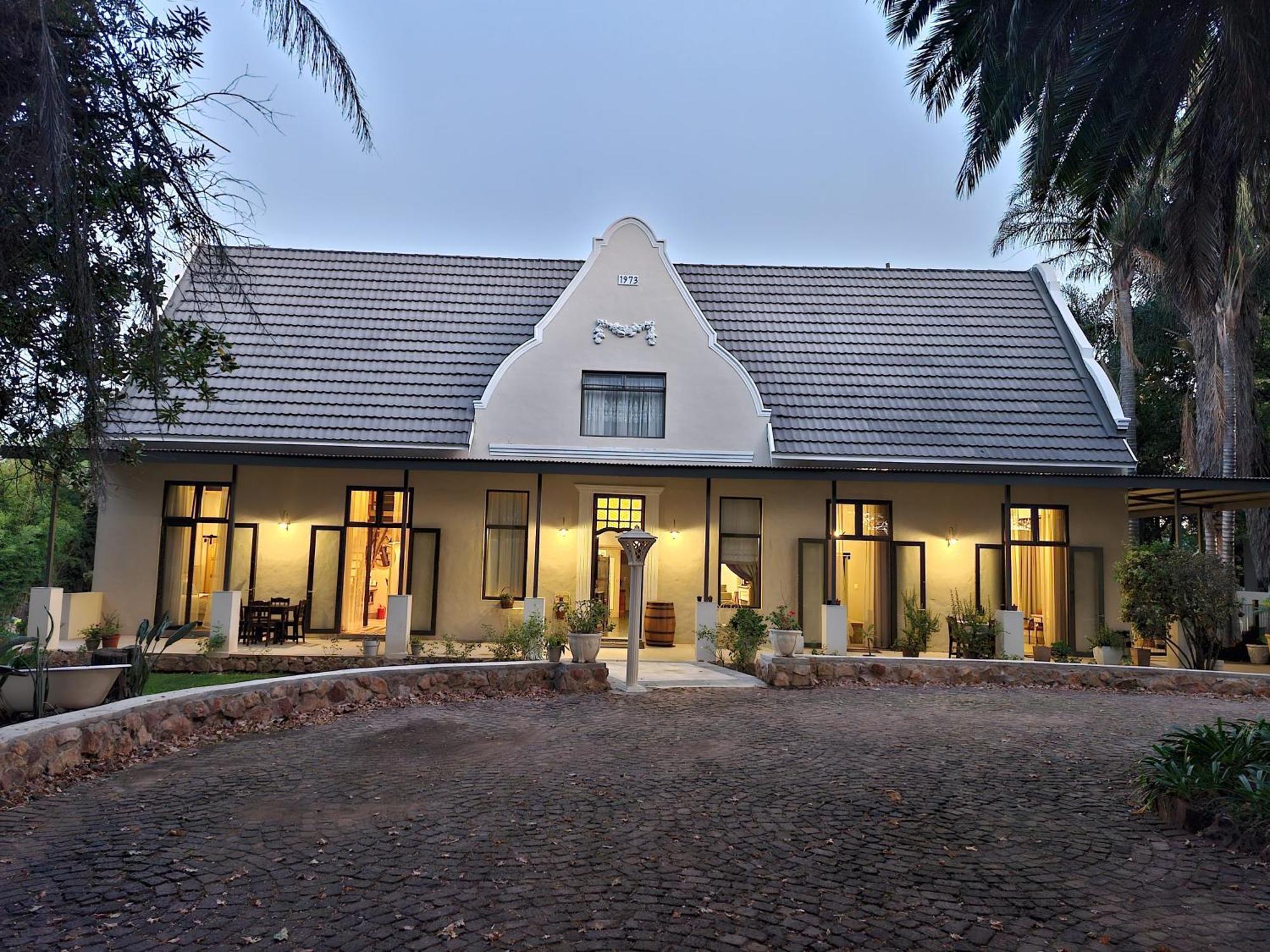 Le Chateau Guest House And Conference Centre كمبتون بارك المظهر الخارجي الصورة