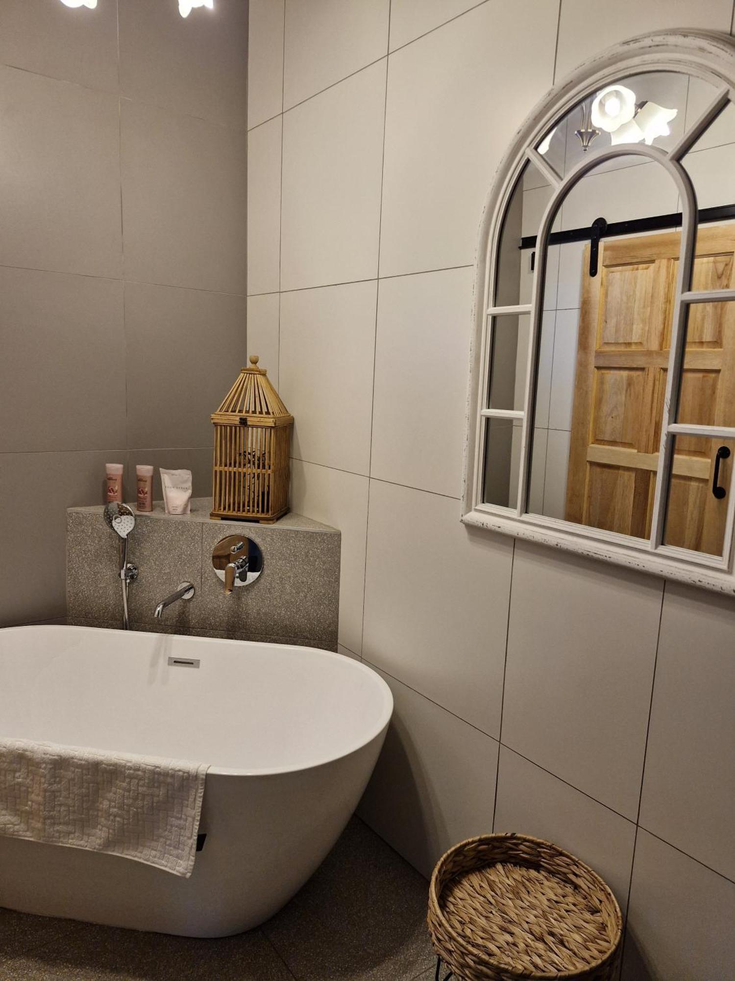 Le Chateau Guest House And Conference Centre كمبتون بارك المظهر الخارجي الصورة