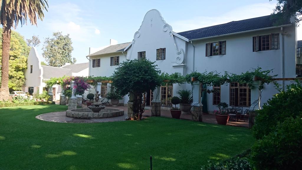 Le Chateau Guest House And Conference Centre كمبتون بارك المظهر الخارجي الصورة