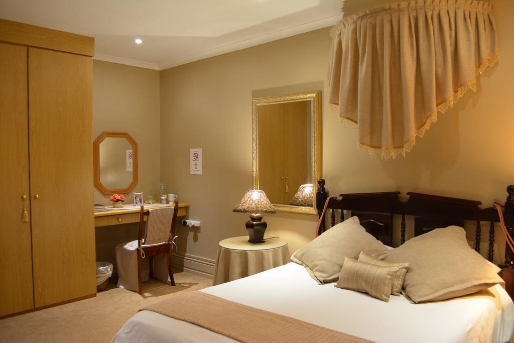 Le Chateau Guest House And Conference Centre كمبتون بارك المظهر الخارجي الصورة