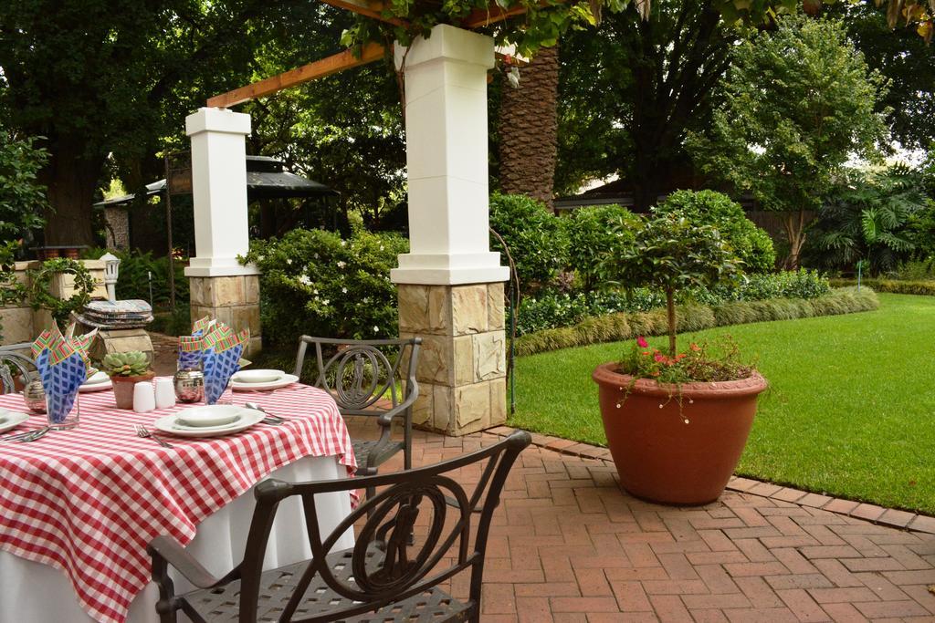 Le Chateau Guest House And Conference Centre كمبتون بارك المظهر الخارجي الصورة