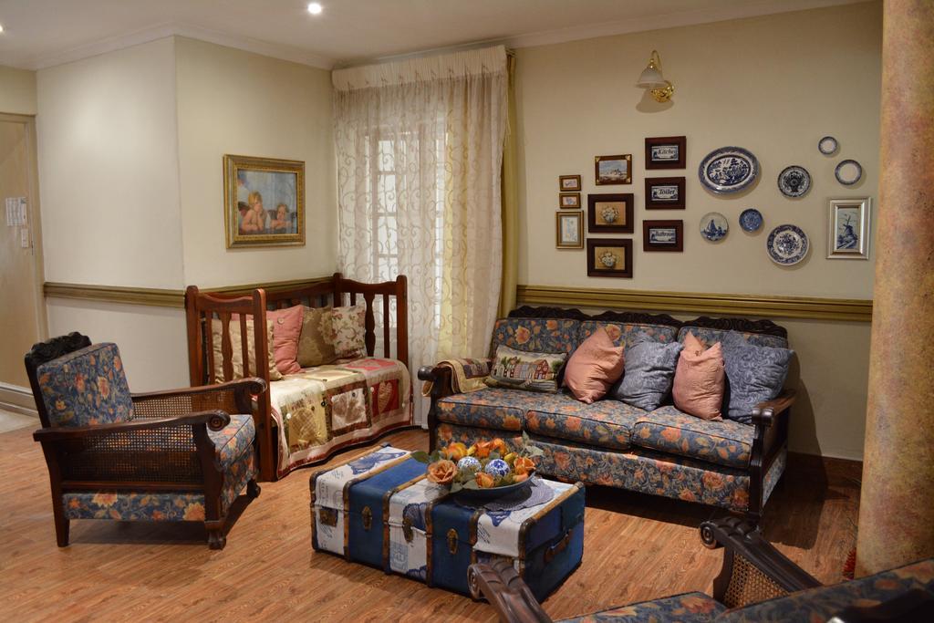 Le Chateau Guest House And Conference Centre كمبتون بارك المظهر الخارجي الصورة