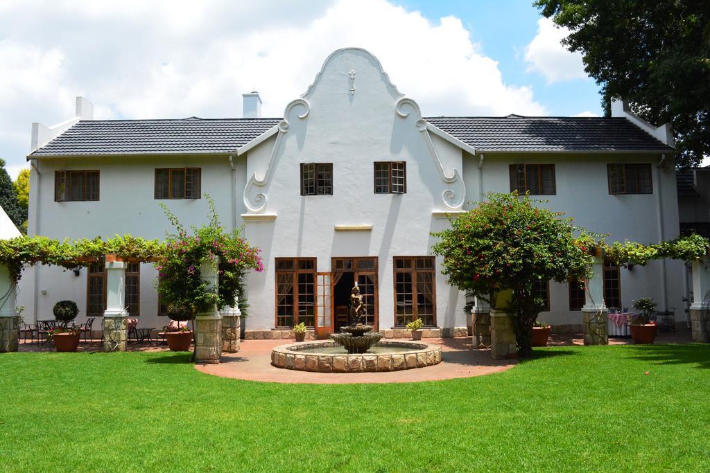 Le Chateau Guest House And Conference Centre كمبتون بارك المظهر الخارجي الصورة