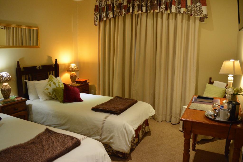 Le Chateau Guest House And Conference Centre كمبتون بارك المظهر الخارجي الصورة
