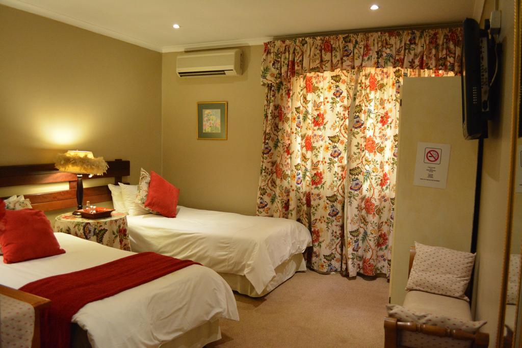 Le Chateau Guest House And Conference Centre كمبتون بارك المظهر الخارجي الصورة