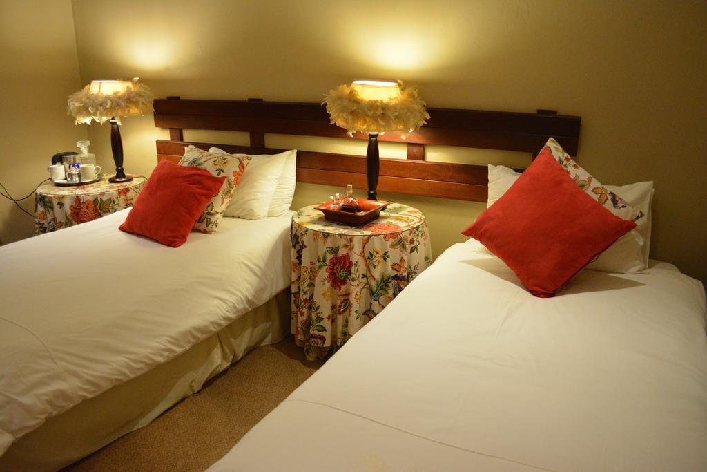 Le Chateau Guest House And Conference Centre كمبتون بارك المظهر الخارجي الصورة