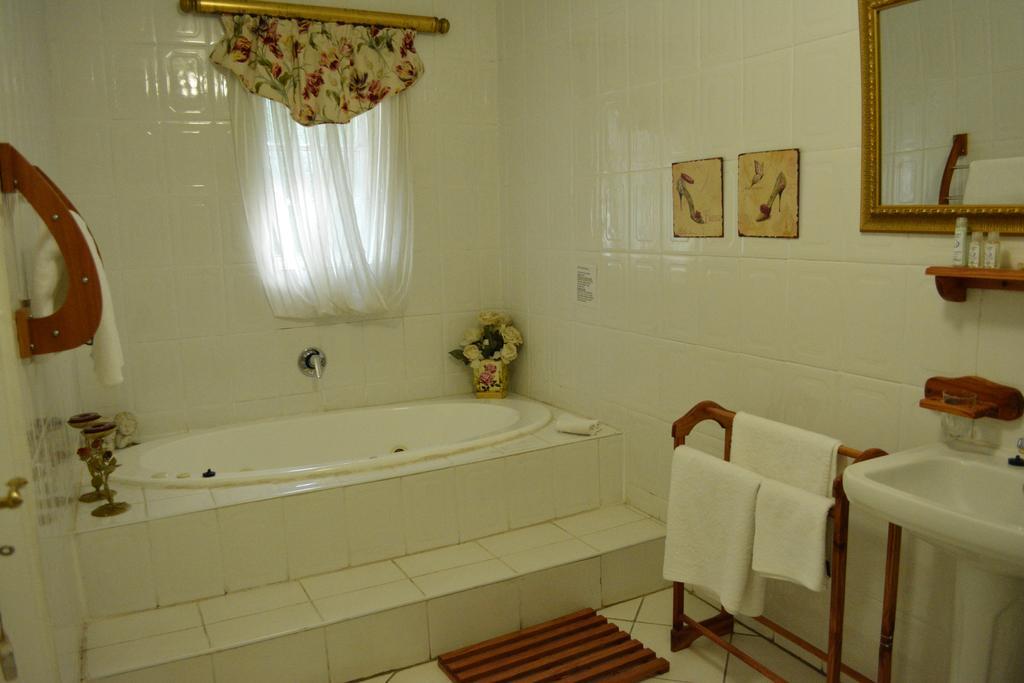 Le Chateau Guest House And Conference Centre كمبتون بارك المظهر الخارجي الصورة