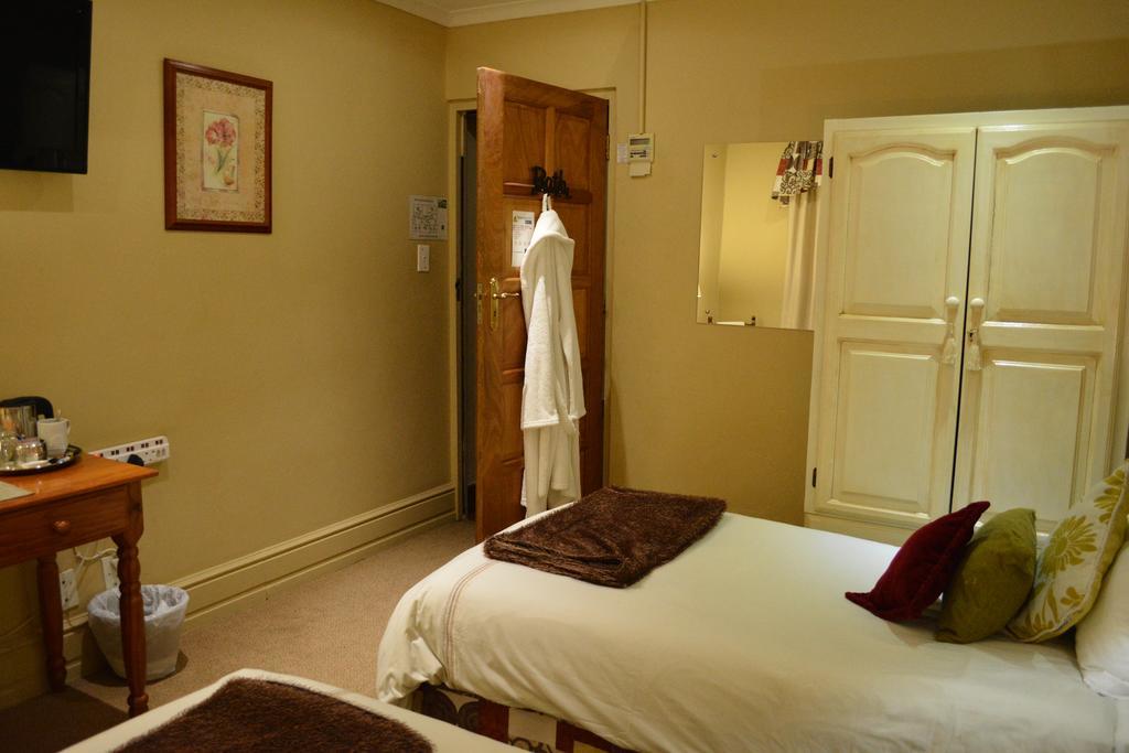 Le Chateau Guest House And Conference Centre كمبتون بارك المظهر الخارجي الصورة